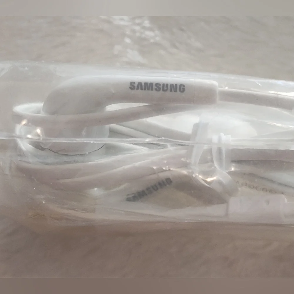 Samsung White Wired Earbuds with Mic